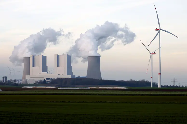 Strommasten und Windräder rund um das Kohlekraftwerk Neurath des Stromkonzerns RWE.