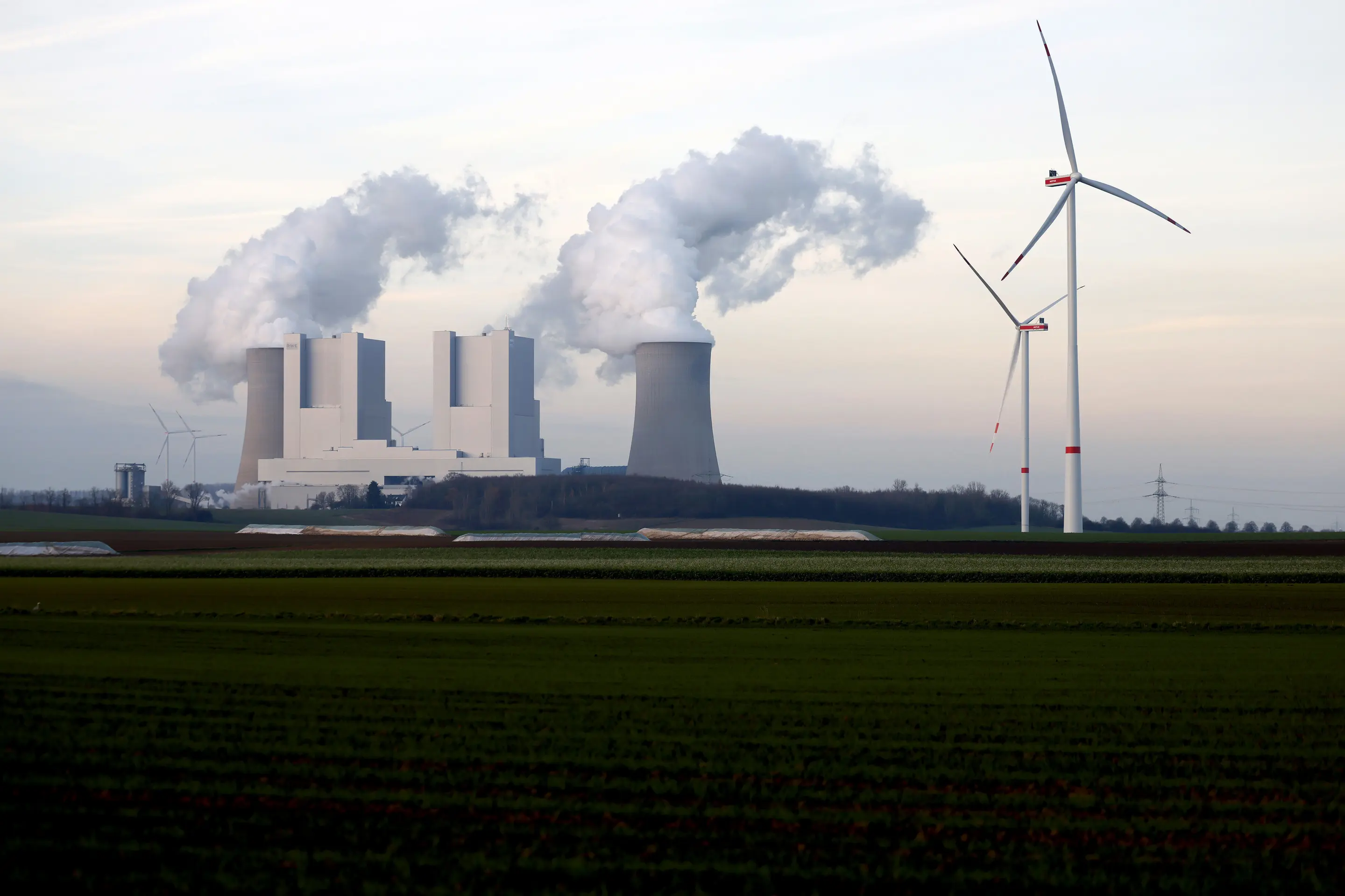 Strommasten und Windräder rund um das Kohlekraftwerk Neurath des Stromkonzerns RWE.