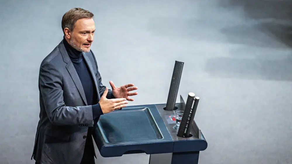 Christian Linder steht am Rednerpult während der Finanzdebatte im Bundestag.