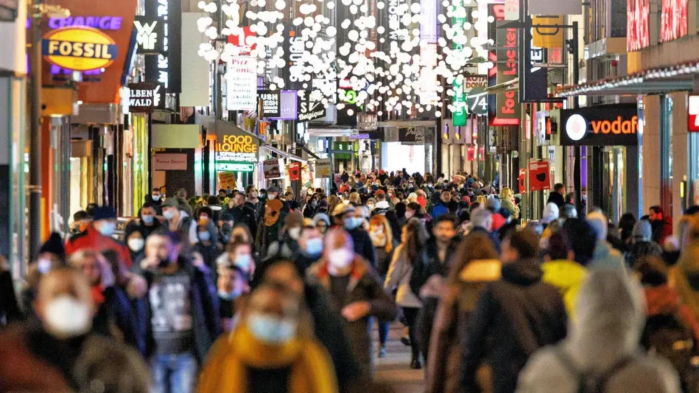 Eine gut gefüllte Einkaufstraße in der Vorweihnachtszeit