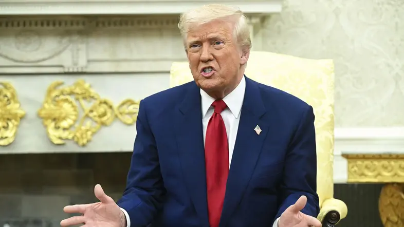 Donald Trump während eines Gesprächs mit ausschweifender Handgeste