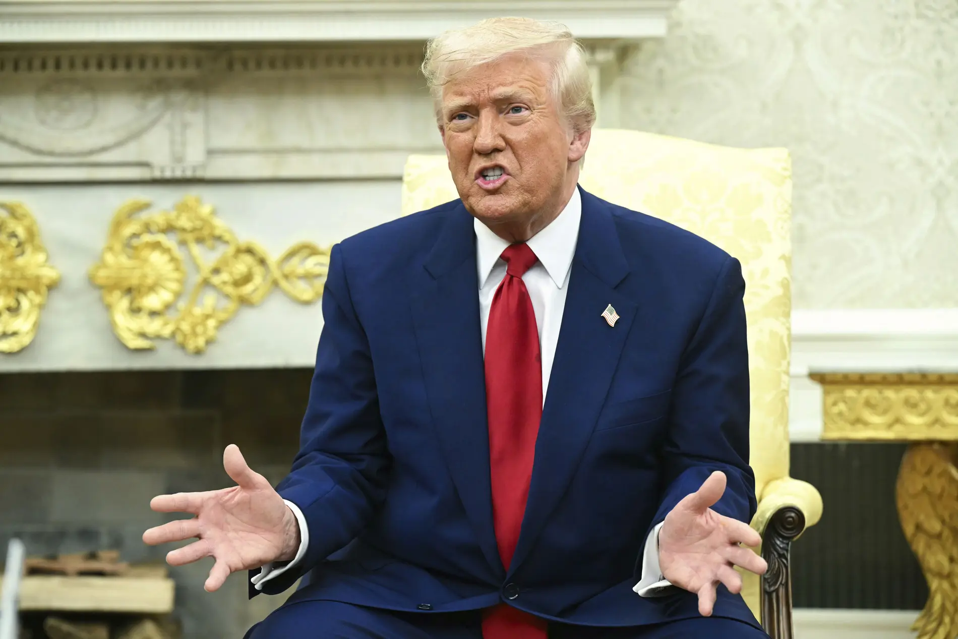 US-Präsident Trump bleibt von seiner Zollpolitik überzeugt Donald Trump während eines Gesprächs mit ausschweifender Handgeste