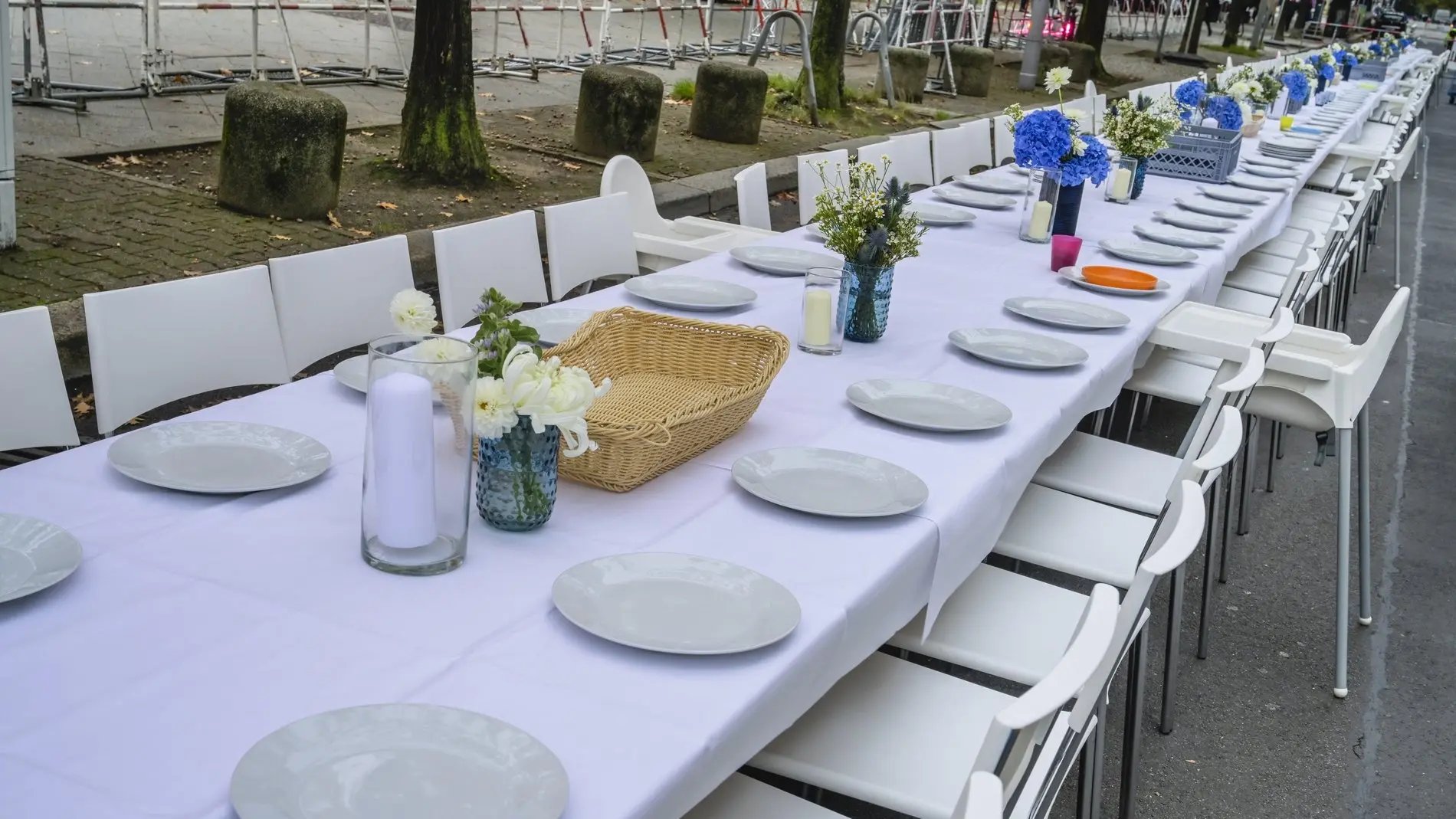 Eine gedeckte weiße Tafel als Solidaritätsaktion für die Geiseln der Hamas