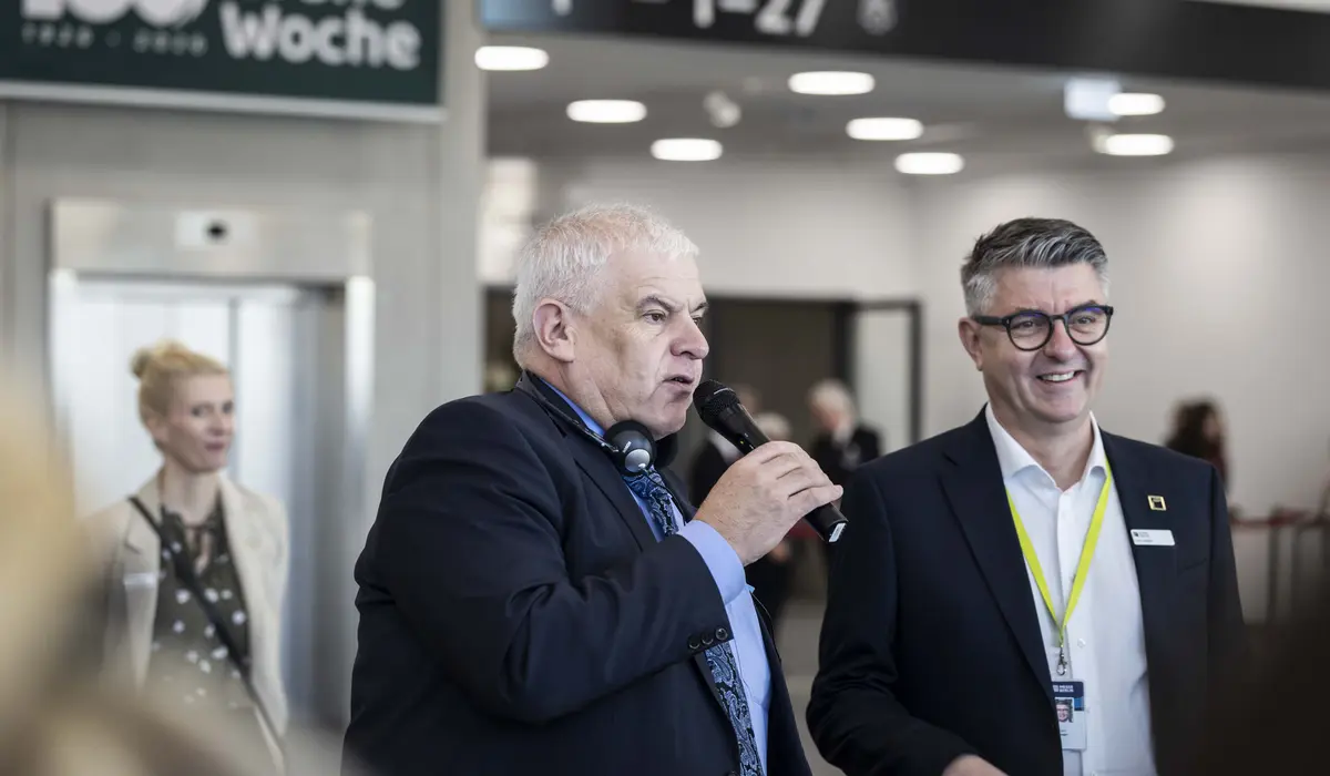 Zwei Herren mit Mikrofon