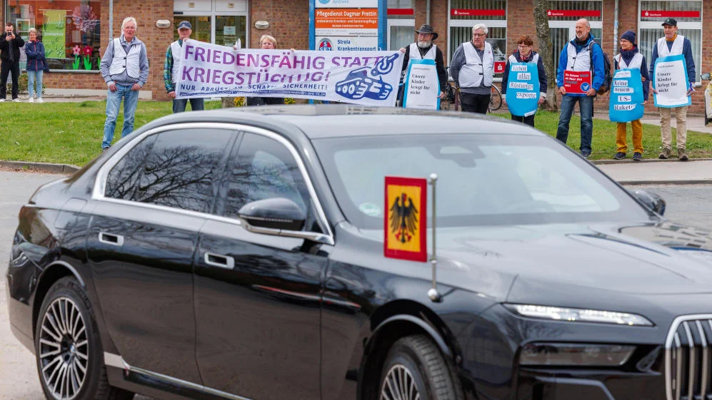 Dienstwagen von Frank-Walter Steinmeier, im Hintergrund Demonstrierende