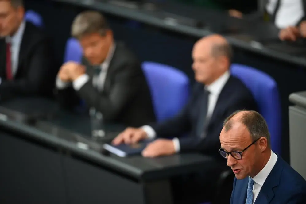 Unionschef Merz will Untersuchungsausschuss Friedrich Merz spricht im Plenum des Bundestags nach der Regierungserklärung zur aktuellen Sicherheitslage. Im Hintergrund sitzen Olaf Scholz und Robert Habeck.