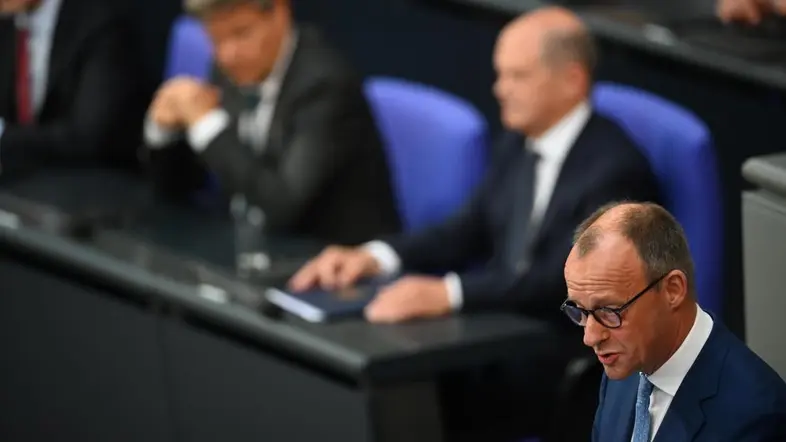 Friedrich Merz spricht im Plenum des Bundestags nach der Regierungserklärung zur aktuellen Sicherheitslage. Im Hintergrund sitzen Olaf Scholz und Robert Habeck.