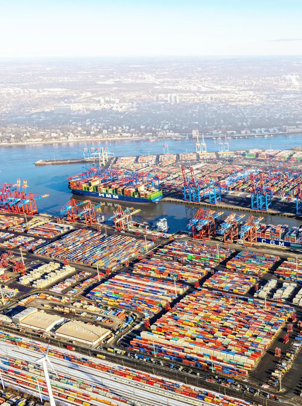 Aufsicht auf das Containerterminal des Hamburger Hafens