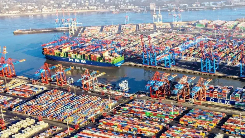 Aufsicht auf das Containerterminal des Hamburger Hafens