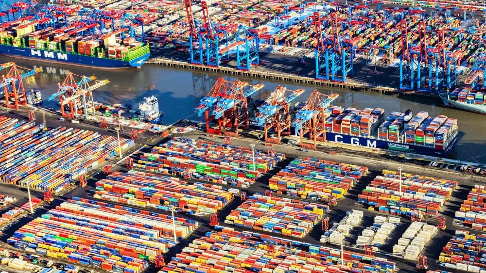 Luftaufnahme vom Überseehafen Hamburg mit tausenden Containern und Kränen.