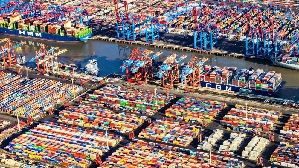 Überseehafen Hamburg Luftaufnahme vom Überseehafen Hamburg mit tausenden Containern und Kränen.