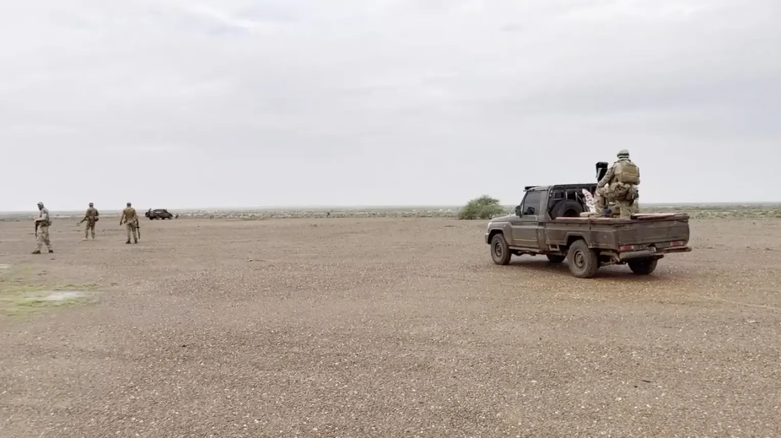 Wagnertruppe in Afrika Ein Auto und mehrere Soldaten auf einem kargen Stück Land in Afrika