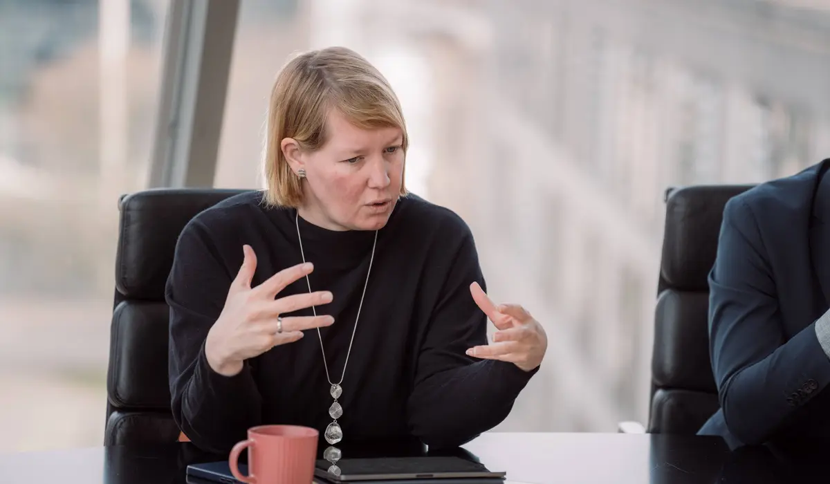 Wiebke Esdar gestikulierend