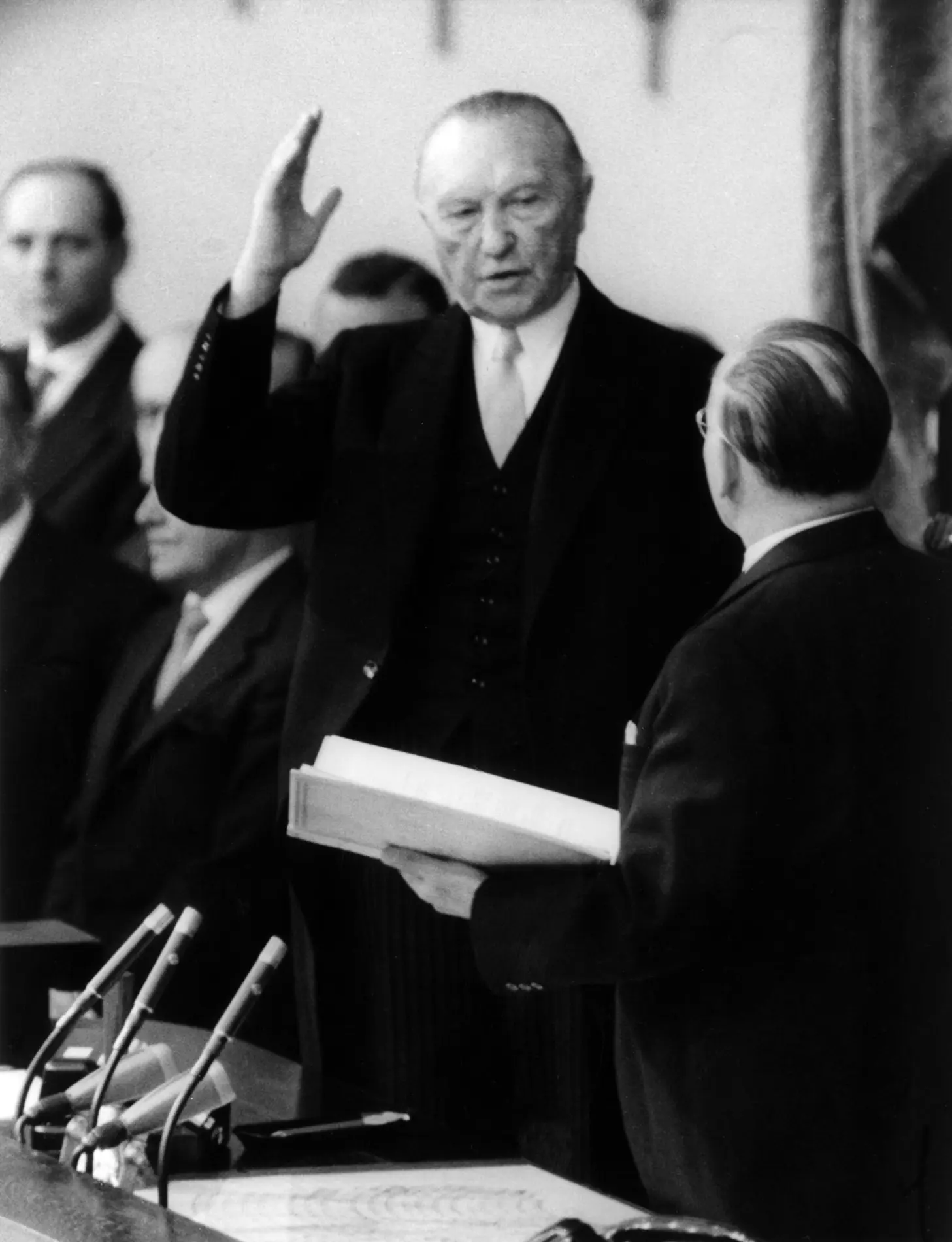 Schwarz-Weiß Aufnahme zeigt Vereidigung von Konrad Adenauer