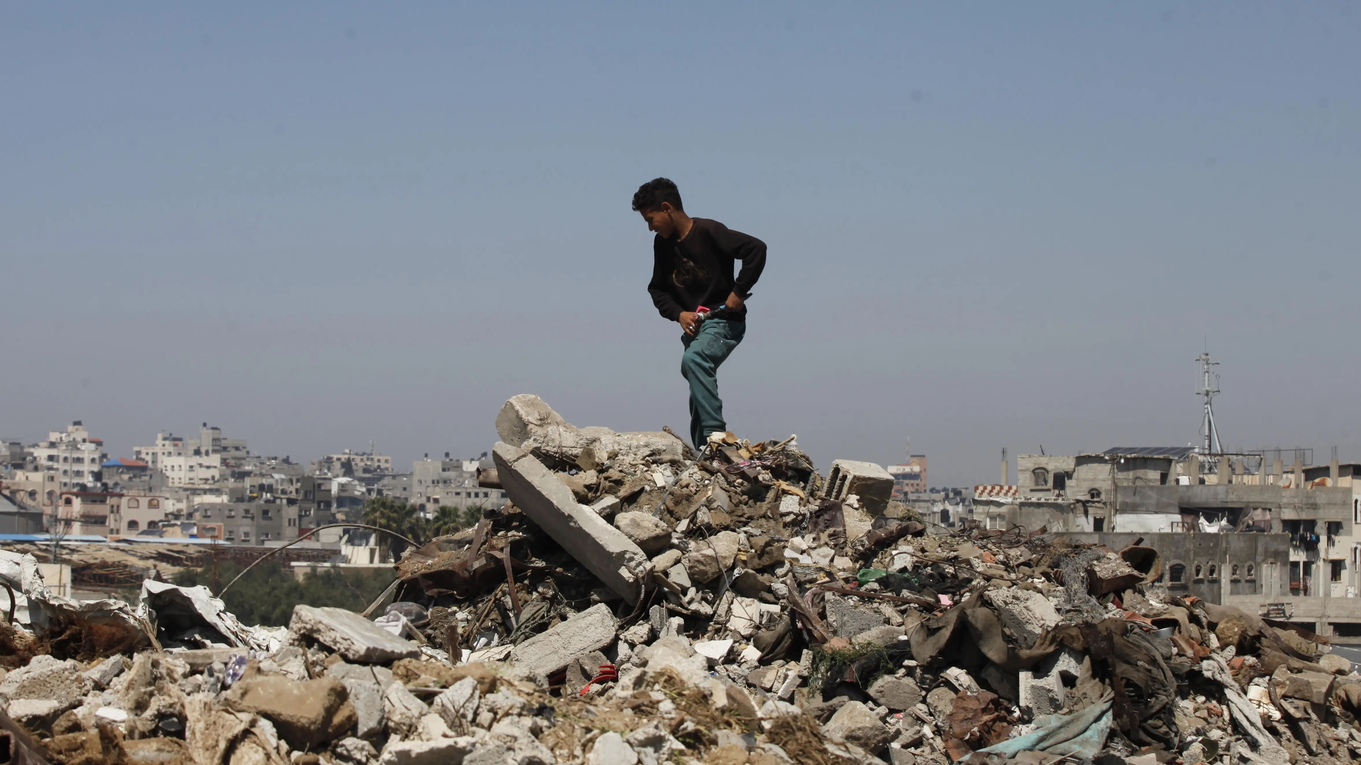 Zerstörung in Gaza-Stadt Ein Junge steht auf einem Berg von Trümmern und Müll