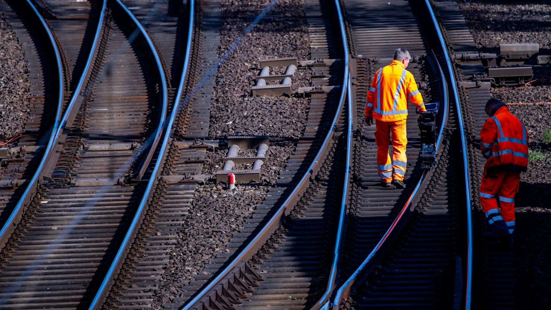 Bauarbeiter vermessen eine Schiene auf der Bahnstrecke Ludwigslust - Wismar.