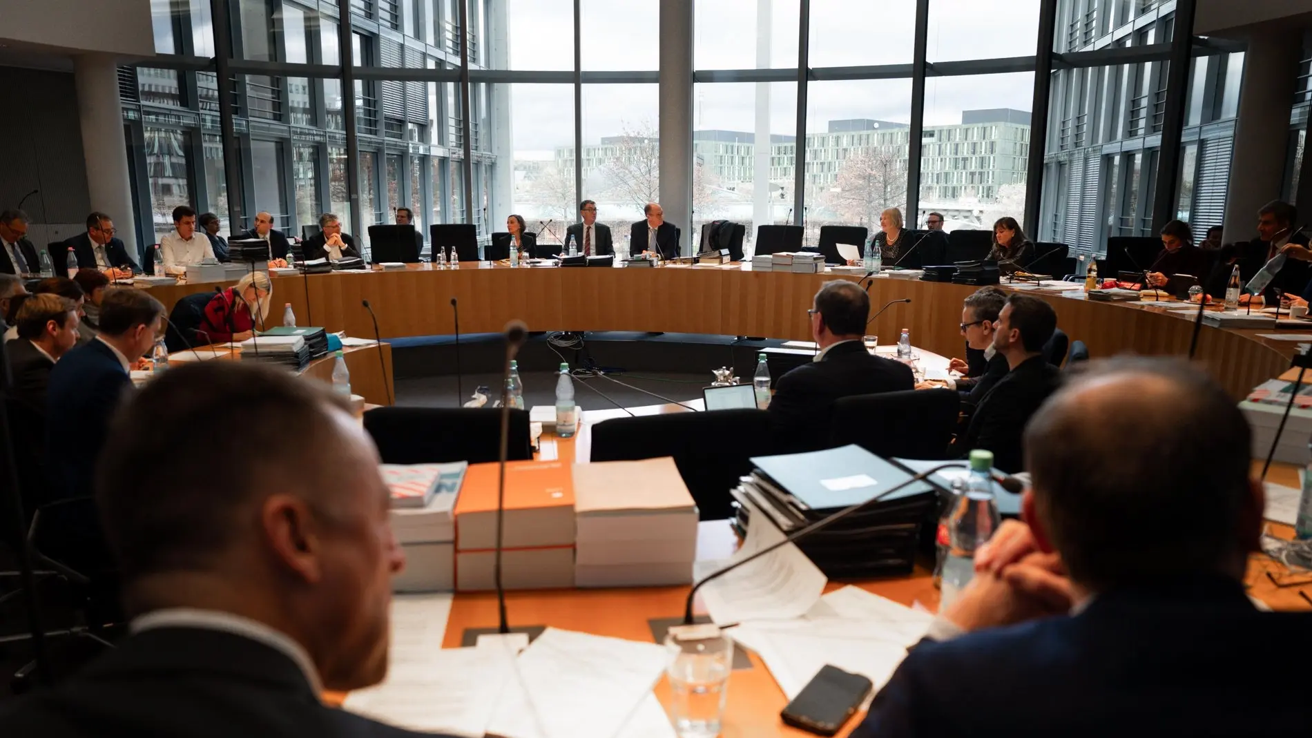 Blick in den voll besetzten Sitzungssaal des Haushaltsausschusses