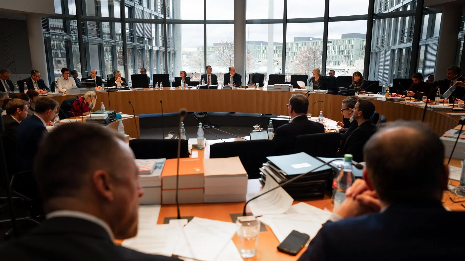 Der Haushaltsausschuss berät Blick in den voll besetzten Sitzungssaal des Haushaltsausschusses