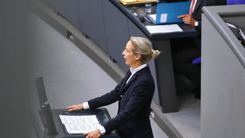 Alice Weidel spricht in der Generaldebatte, hinter ihr Lars Klingbeil und Bundeskanzler Friedrich Merz