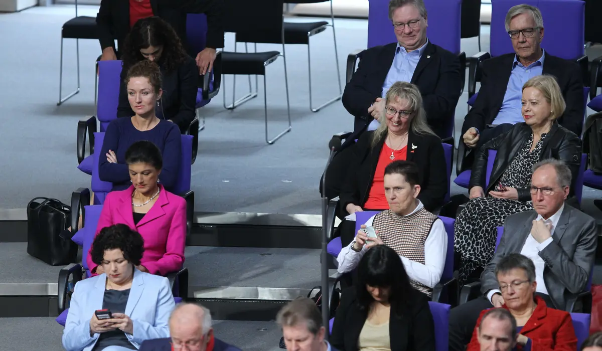 Blick auf Abgeordnete vom BSW und die Gruppe die Linke im Bundestagsplenum
