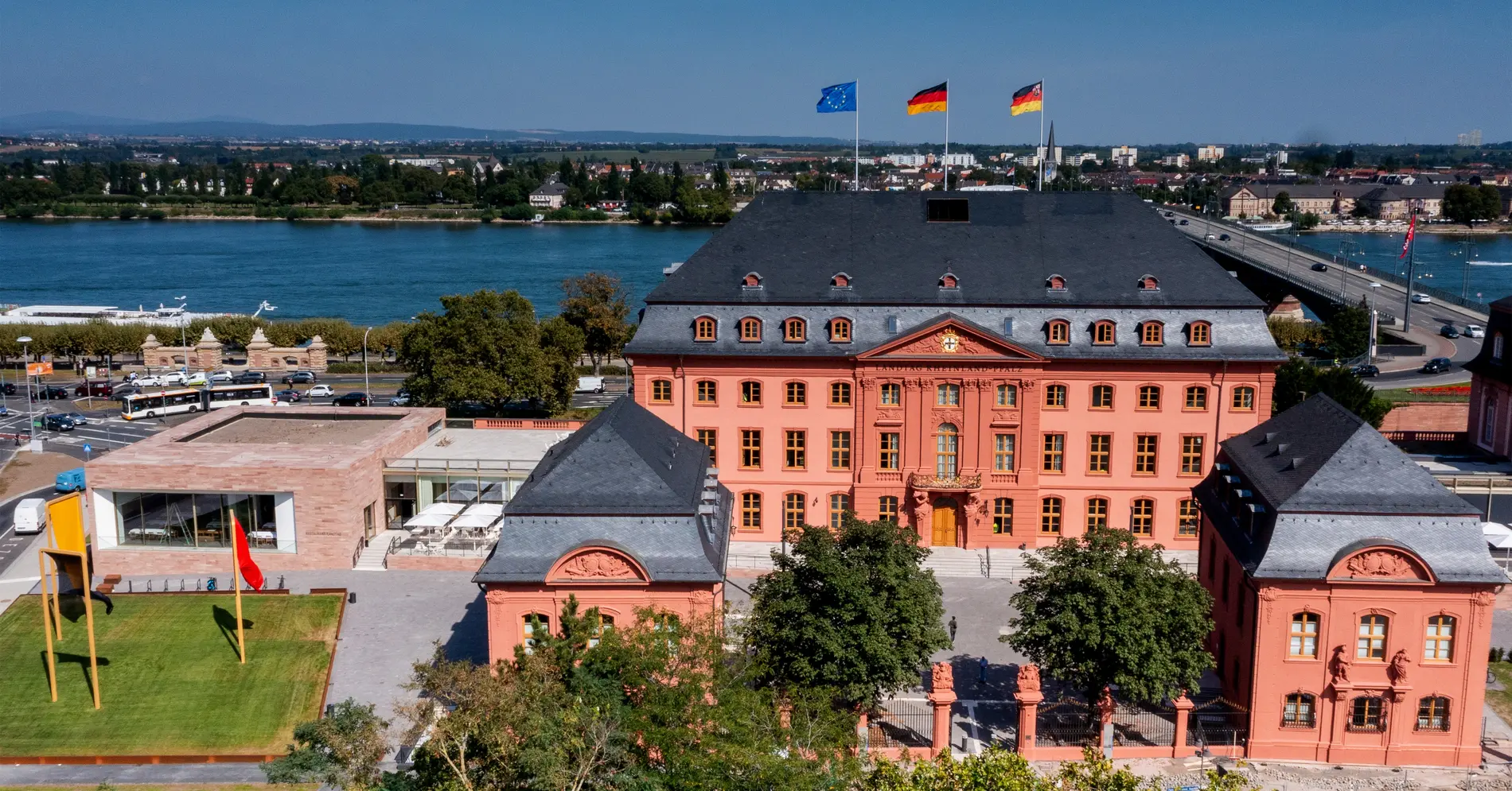 Der Landtag Rheinland-Pfalz in Mainz von oben