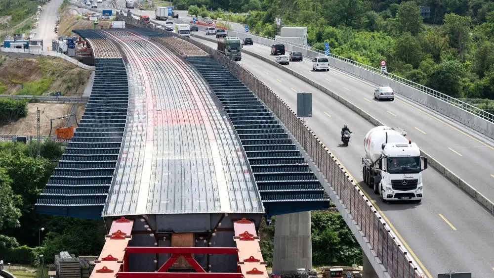 Straßenbauprojekte sollen umgesetzt werden Eine Autobahnbrücke wird gebaut
