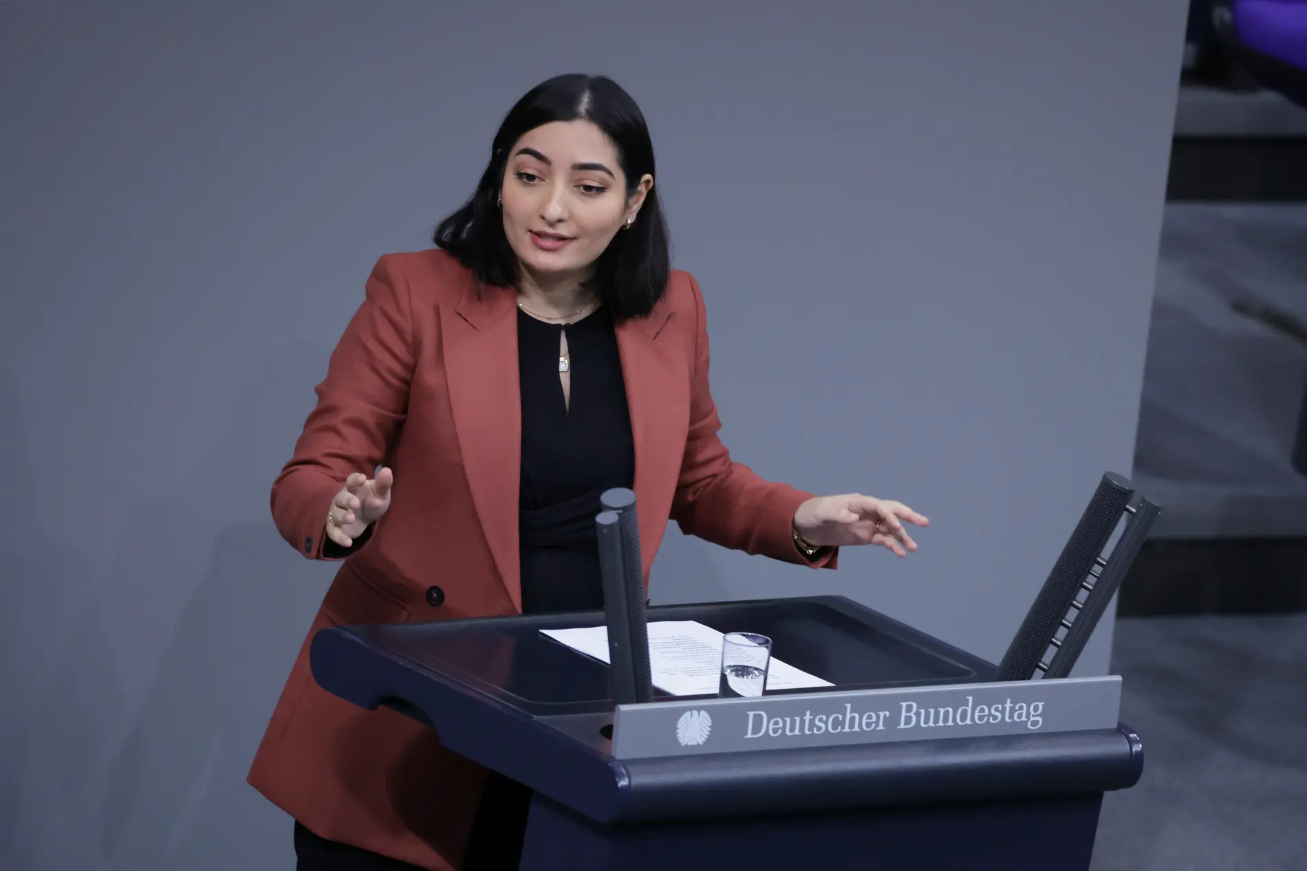 Reem Alabali-Radovan (SPD) Reem Alabali-Radovan am Rednerpult im Plenarsaal