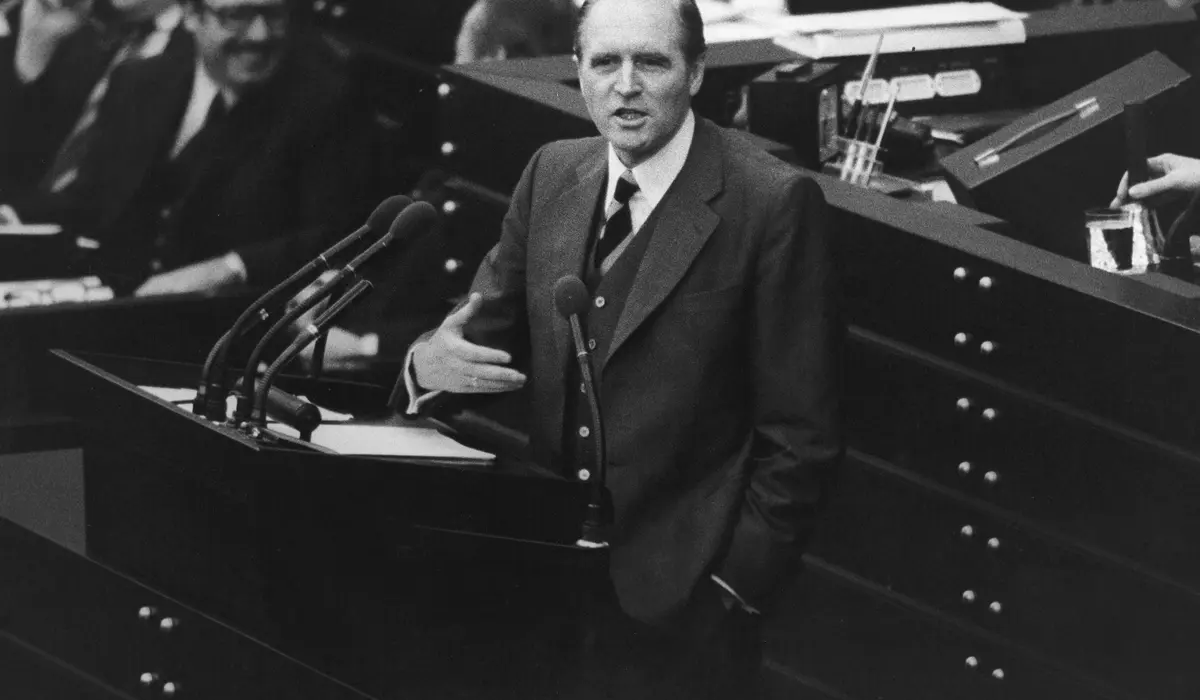 Karl Carstens auf seinem Sitz im Plenarsaal