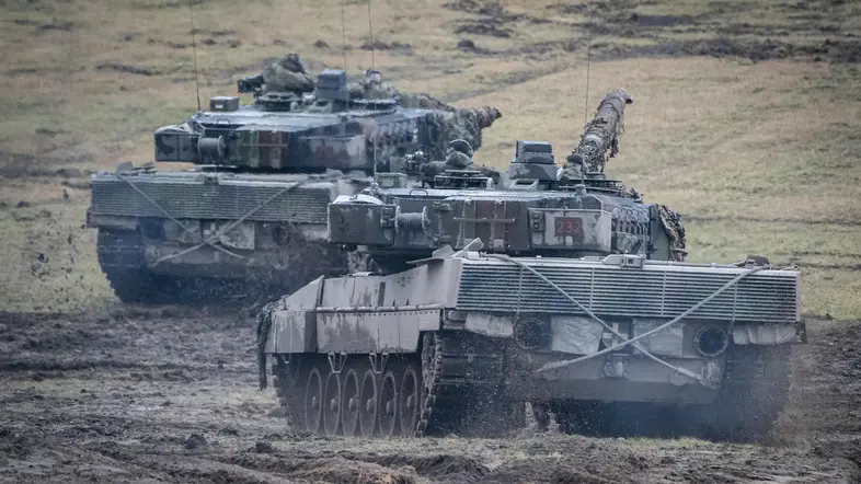 Zwei Panzer der Art Leopard 2 auf dem Feld