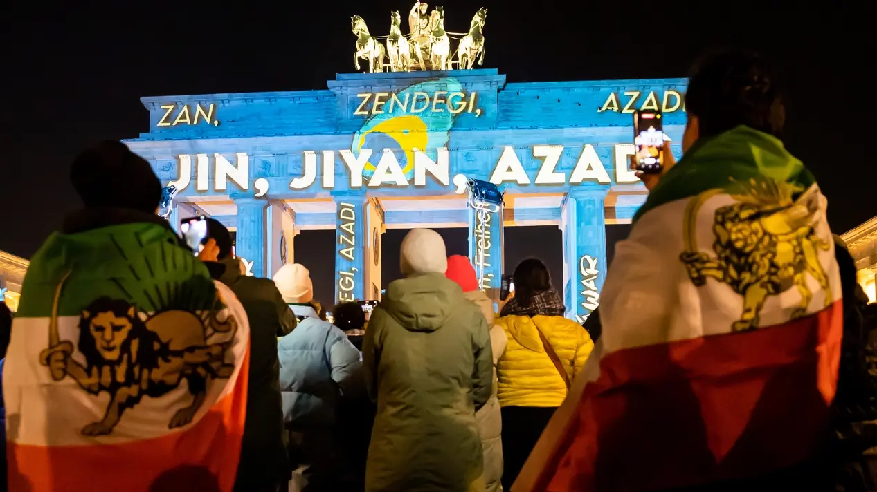 Solidarität für die Proteste im Iran Das Brandenburger Tor bei einer Protestaktion für Solidarität mit den Protesten im Iran.