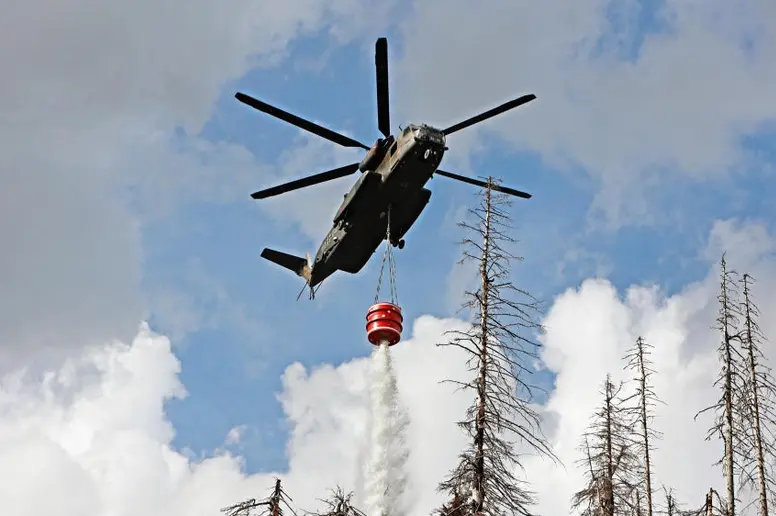 Ein Löschhubschrauber der Bundeswehr wirft im Einsatzgebiet 5000 Liter Wasser ab.