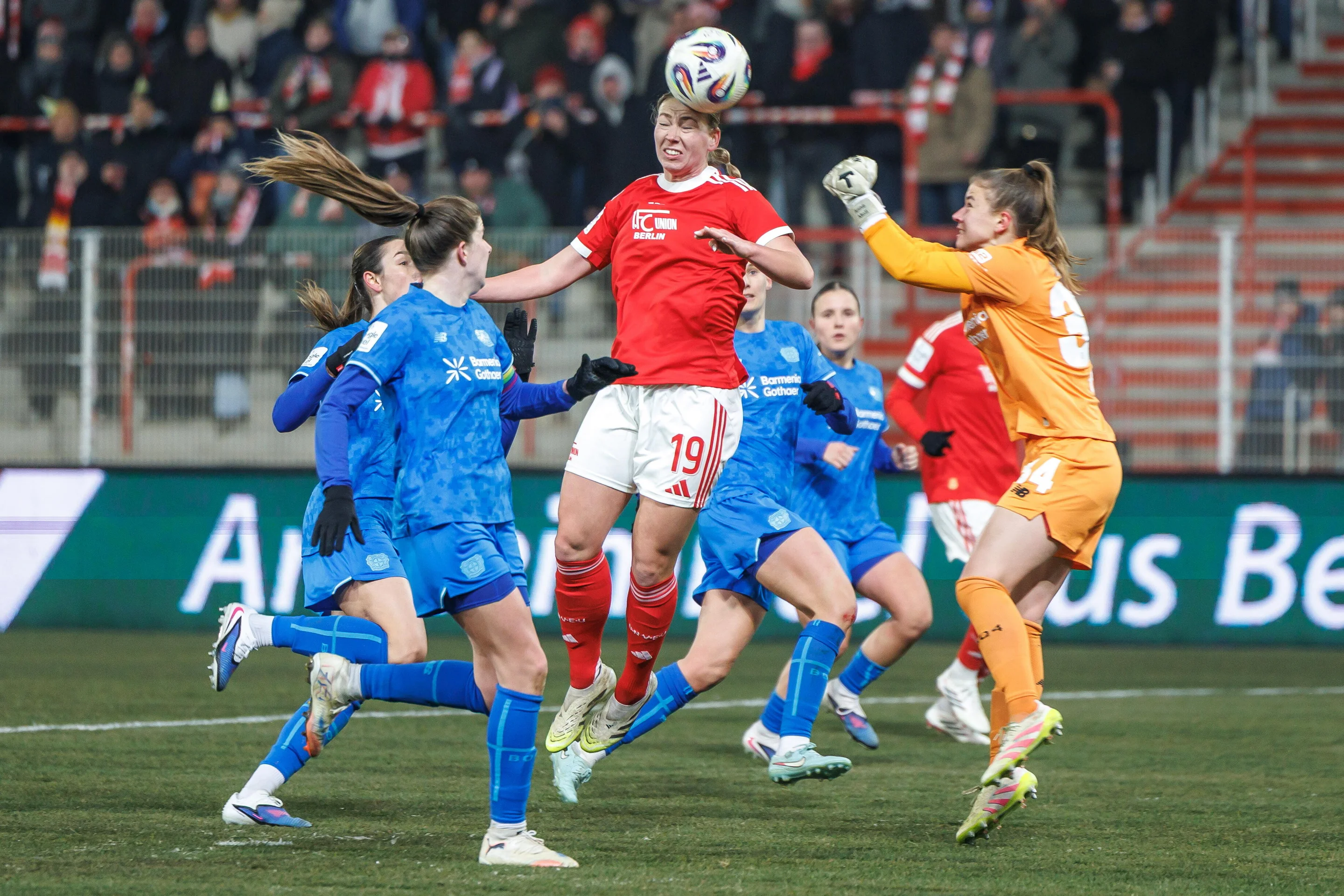 Spielszene vom Frauen-Bundesligaspiel Union Berlin gegen Bayer Leverkusen