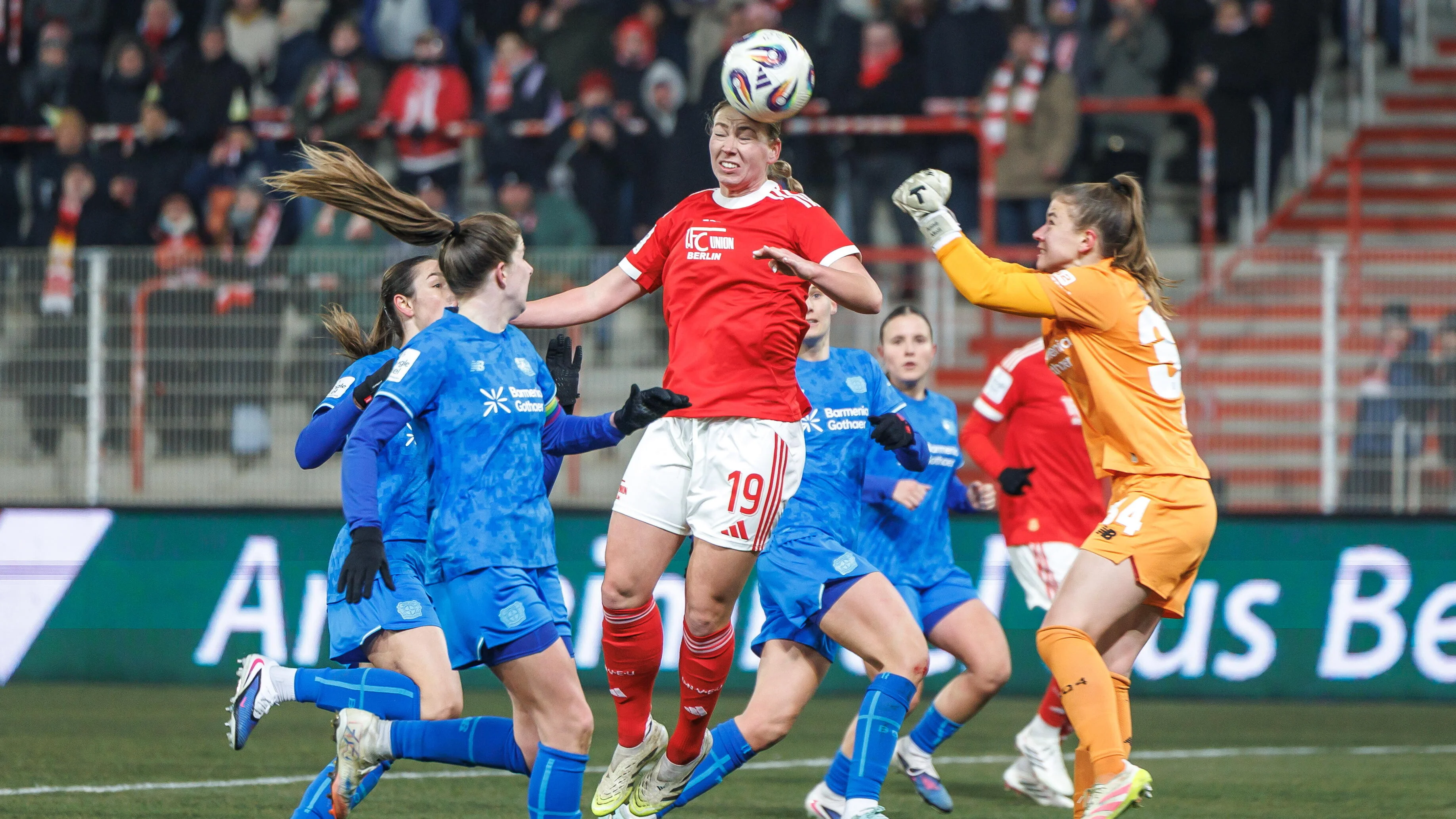 Spielszene vom Frauen-Bundesligaspiel Union Berlin gegen Bayer Leverkusen