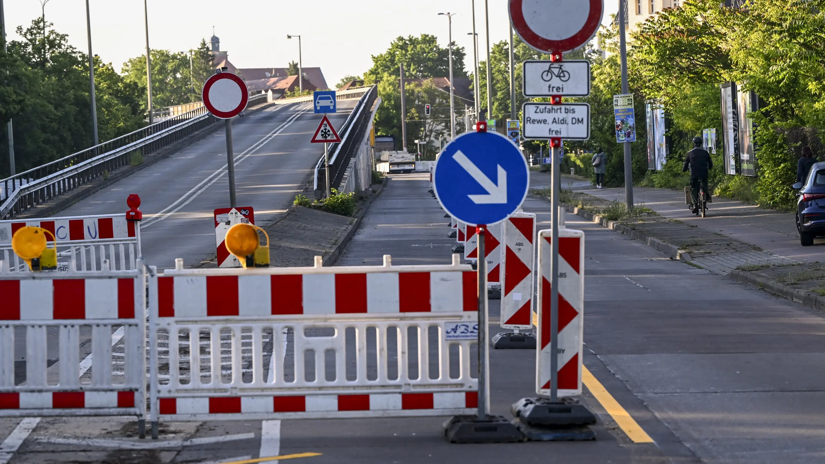 Sperrung der Brücke an der Wuhlheide Die gesperrte Brücke an der Wuhlheide in Berlin