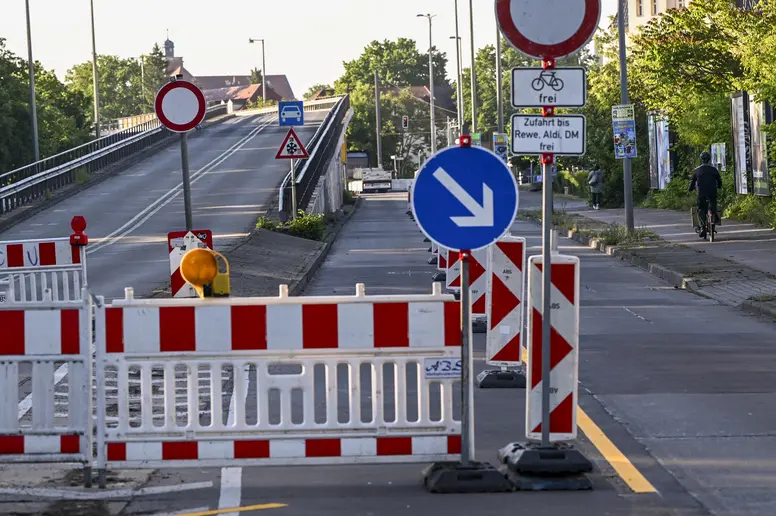 Die gesperrte Brücke an der Wuhlheide in Berlin