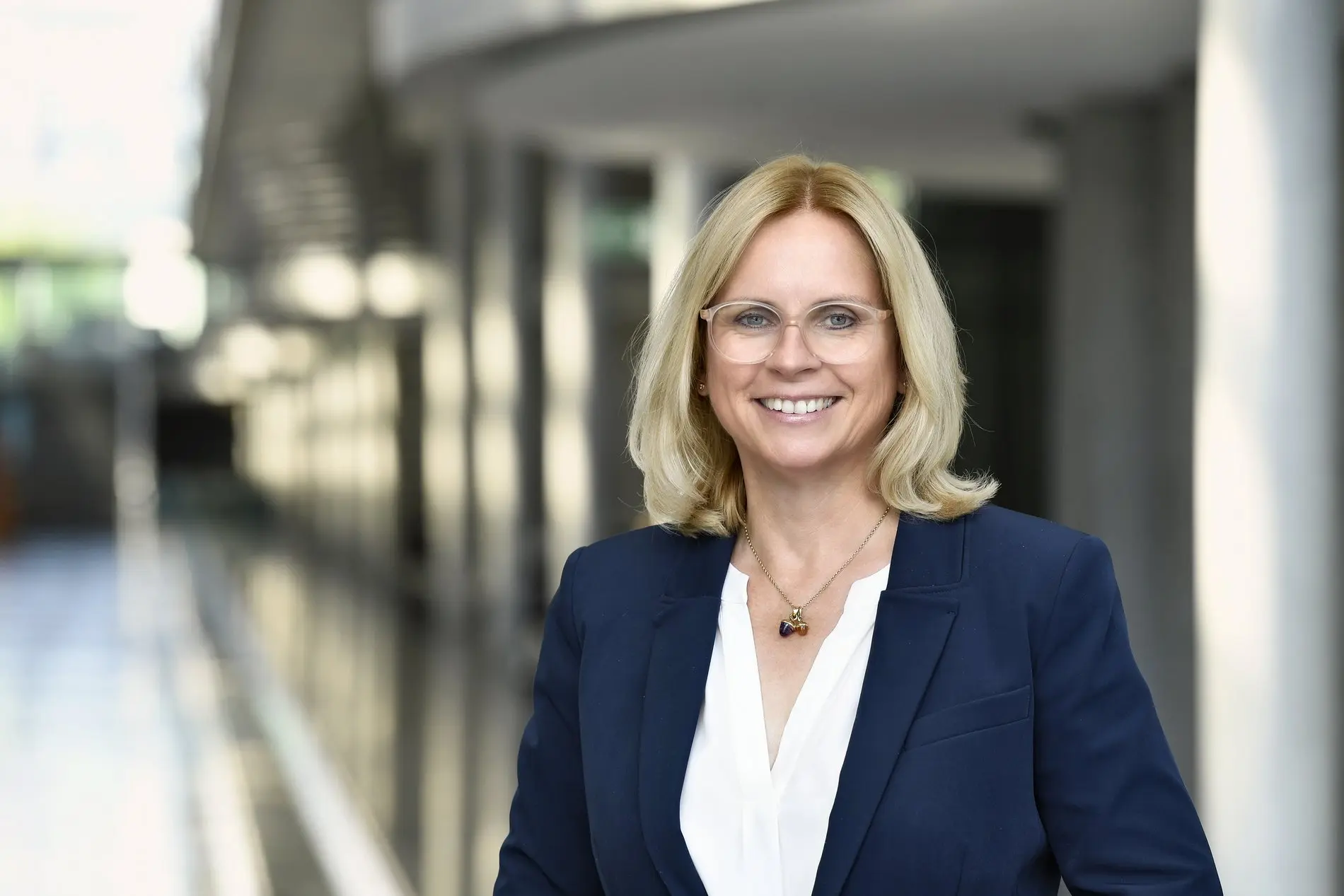 Andrea Lindholz im Porträt vor dem Bundestag.