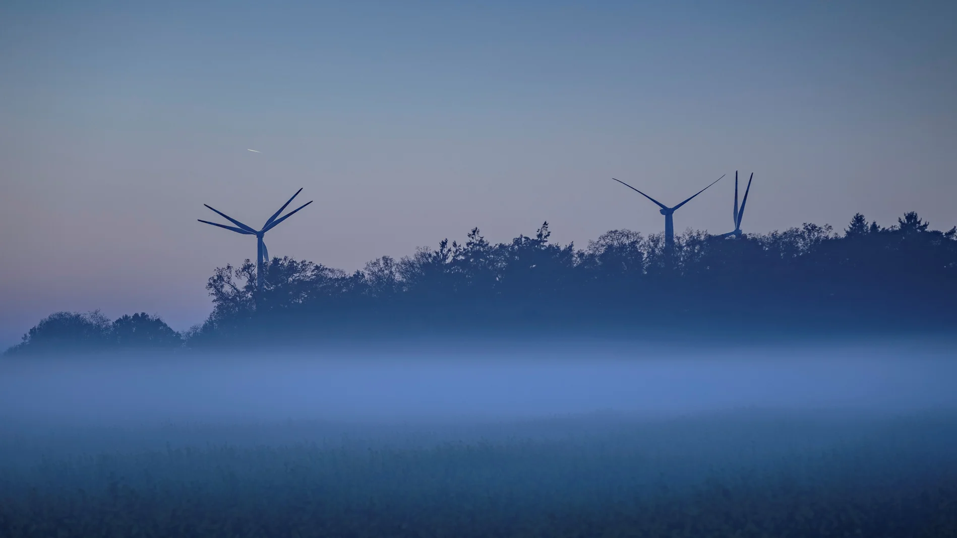Mehrere Windräder in der Dämmerung