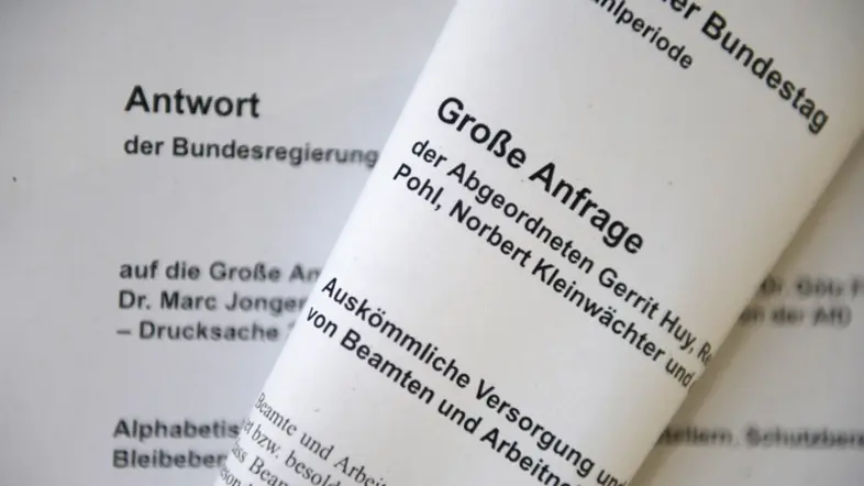 Eine Große Anfrage und eine Antwort der Bundesregierung auf Papier
