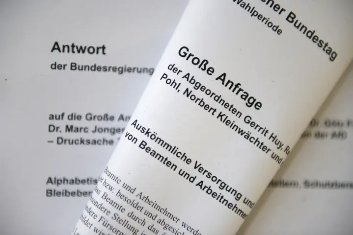 Die "Drucksache" wird heute überwiegend elektronisch verteilt Eine Große Anfrage und eine Antwort der Bundesregierung auf Papier