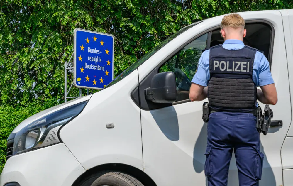 Ein Beamter der Bundespolizei hat den Fahrer eines Kleintransporters bei der Einreise am deutsch-polnischen Grenzübergang von Küstrin-Kietz gestoppt. Die Bundesregierung hält trotz eines Gerichtsentscheids und deutlicher Kritik an ihrem verschärften Kurs in der Migrationspolitik fest. Bundesinnenminister Alexander Dobrindt (CDU) befürchtet auch nicht, dass Bundespolizisten nun für ihr Handeln haftbar gemacht werden können.