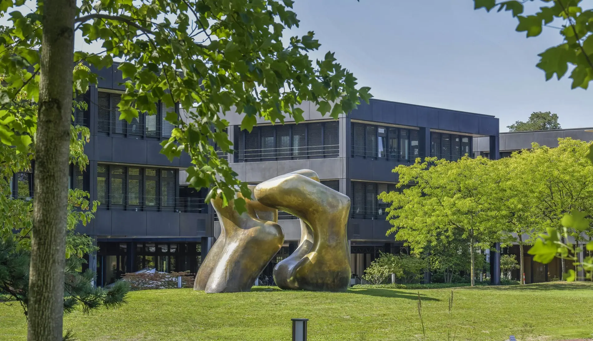 Bundesministerium für wirtschaftliche Zusammenarbeit und Entwicklung Skulptur von Henry Moore "Large Two Forms" vor dem Gebäude.