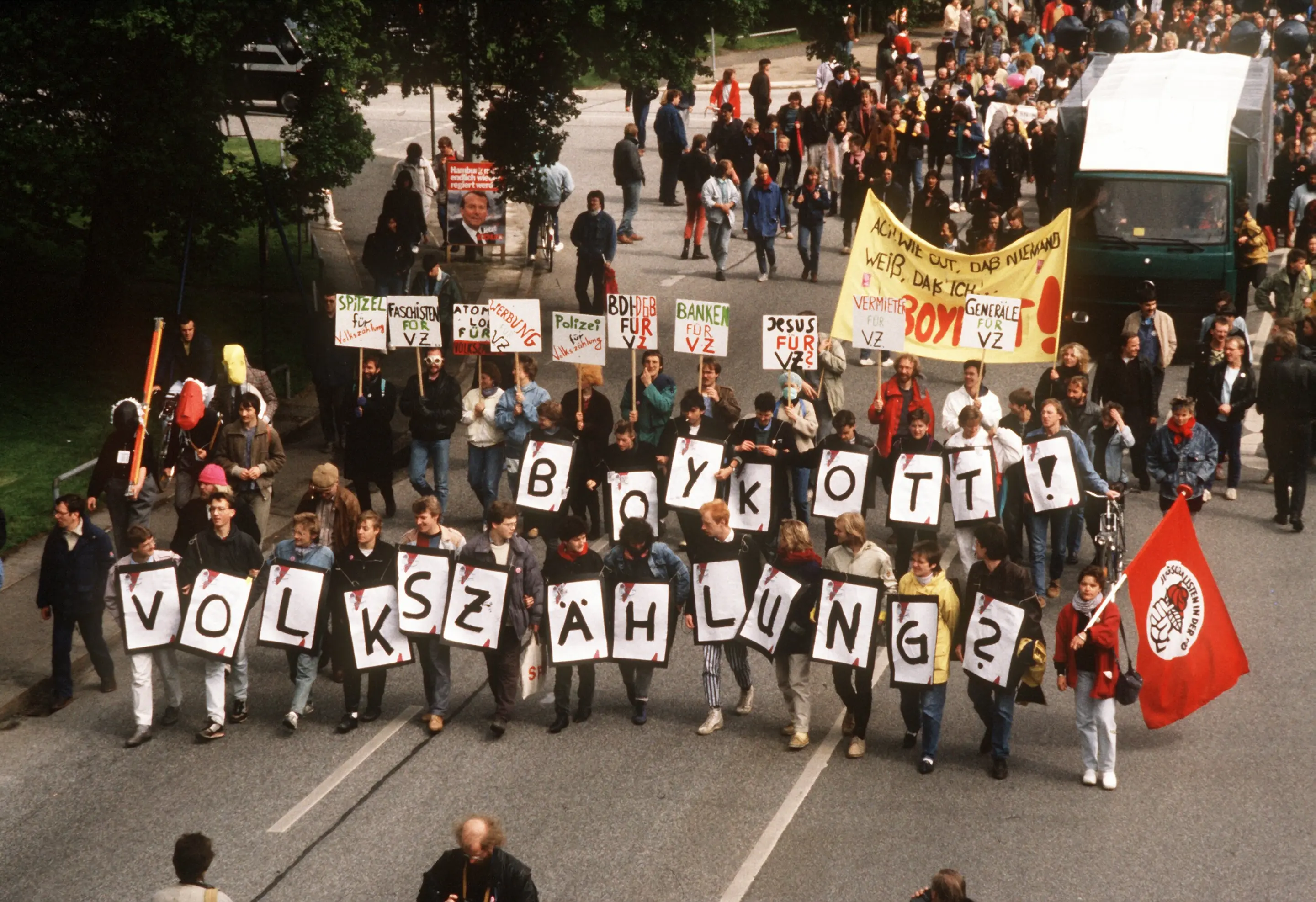 Demonstration gegen Volkszählung in Hamburg Demonstranten mit Transparenten gegen die geplante Volkszählung im Mai 1987.