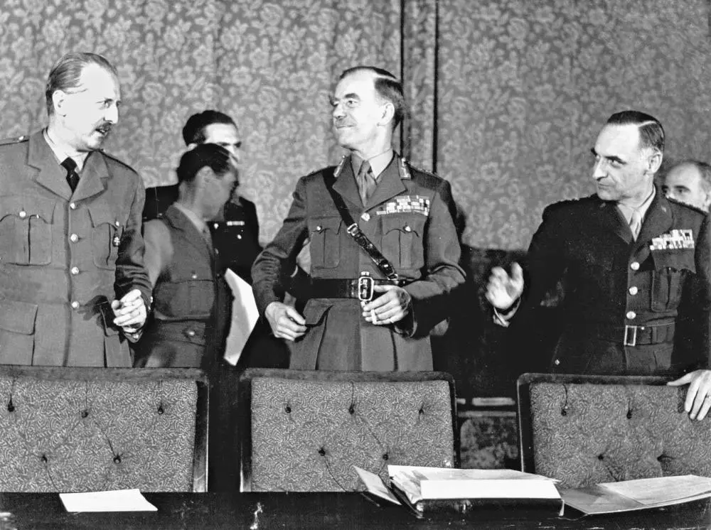 Die drei Militärgouverneure Brian Robertson, Pierre Koenig und Lucius D. Clay