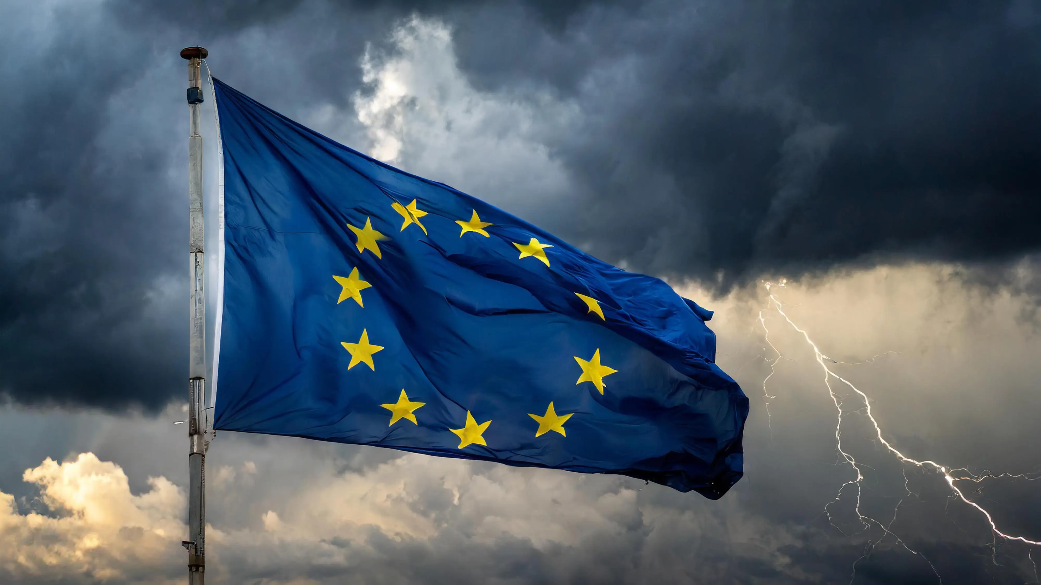 Die Fahne der EU flattert im Wind, isoliert, gegen dunkle düstere Wolken