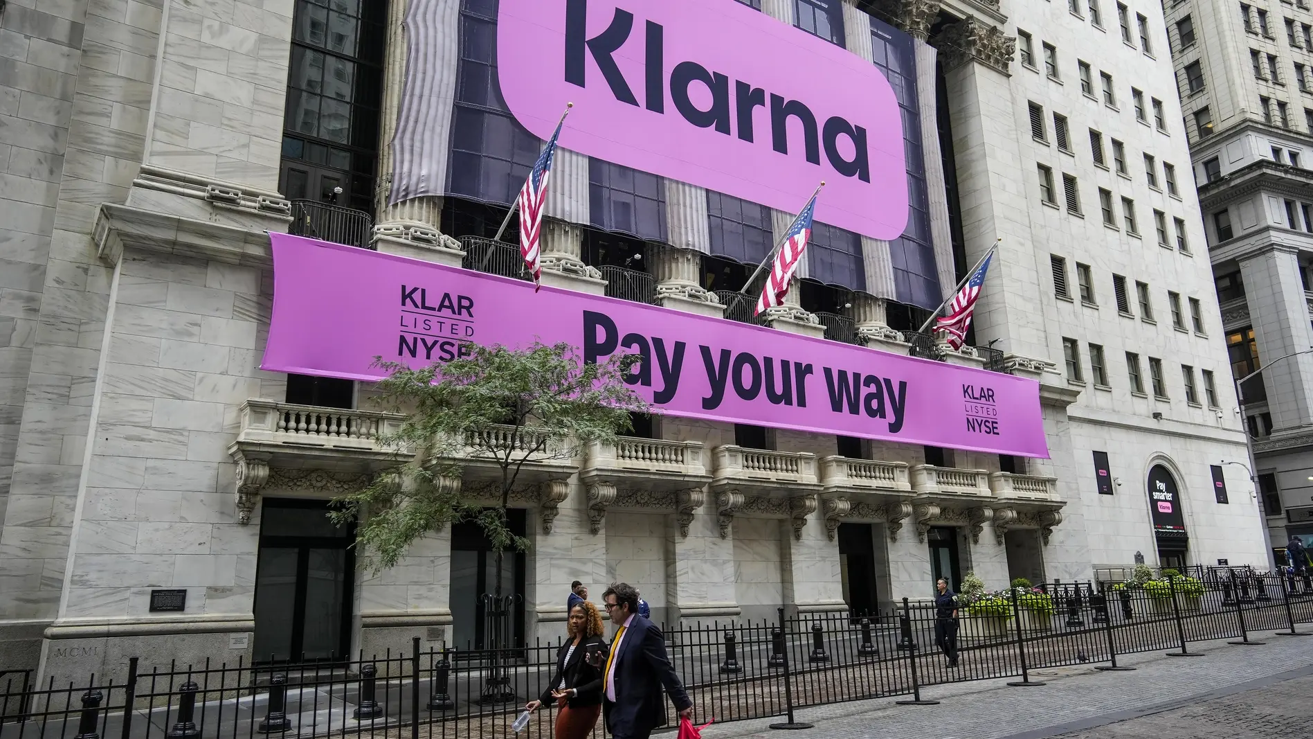 Werbung für Klarna an einem Gebäude.