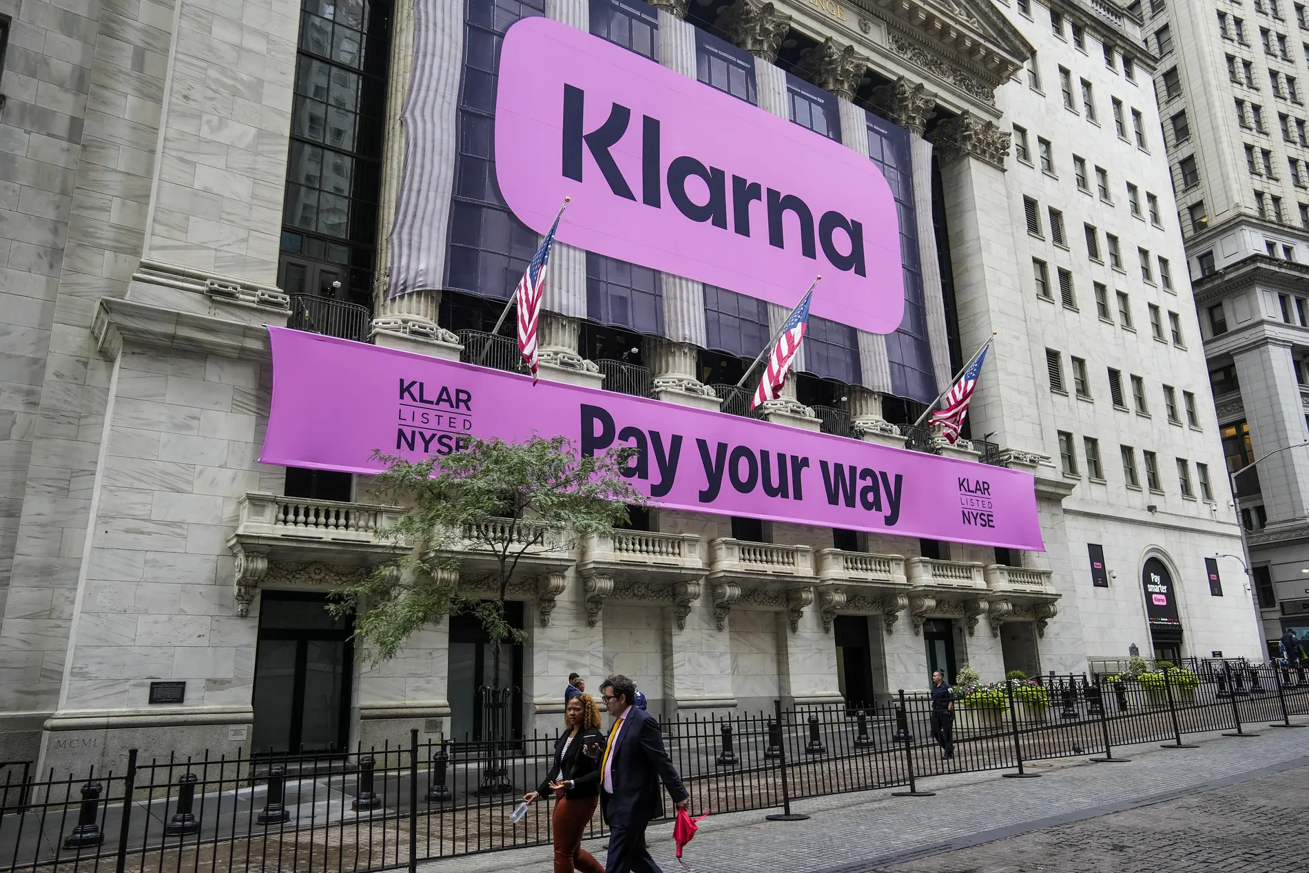 Verschärfung der EU-Verbraucherkreditrichtlinien Werbung für Klarna an einem Gebäude.