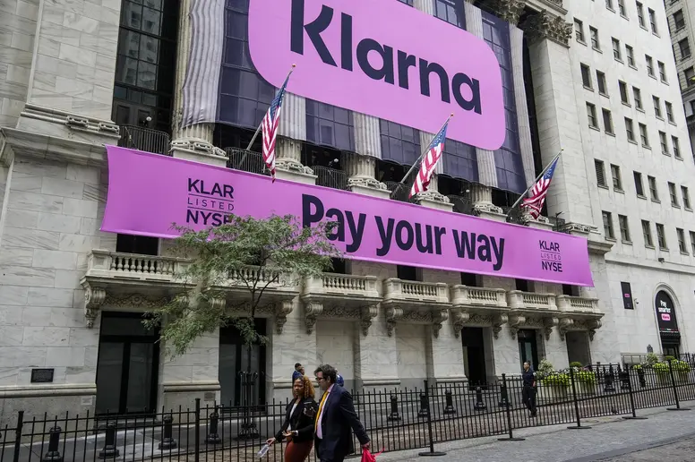 Werbung für Klarna an einem Gebäude.