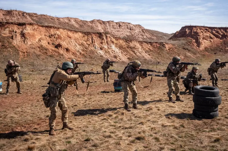Ukrainische Soldaten während einer Kampfübung in der Oblast Donezk