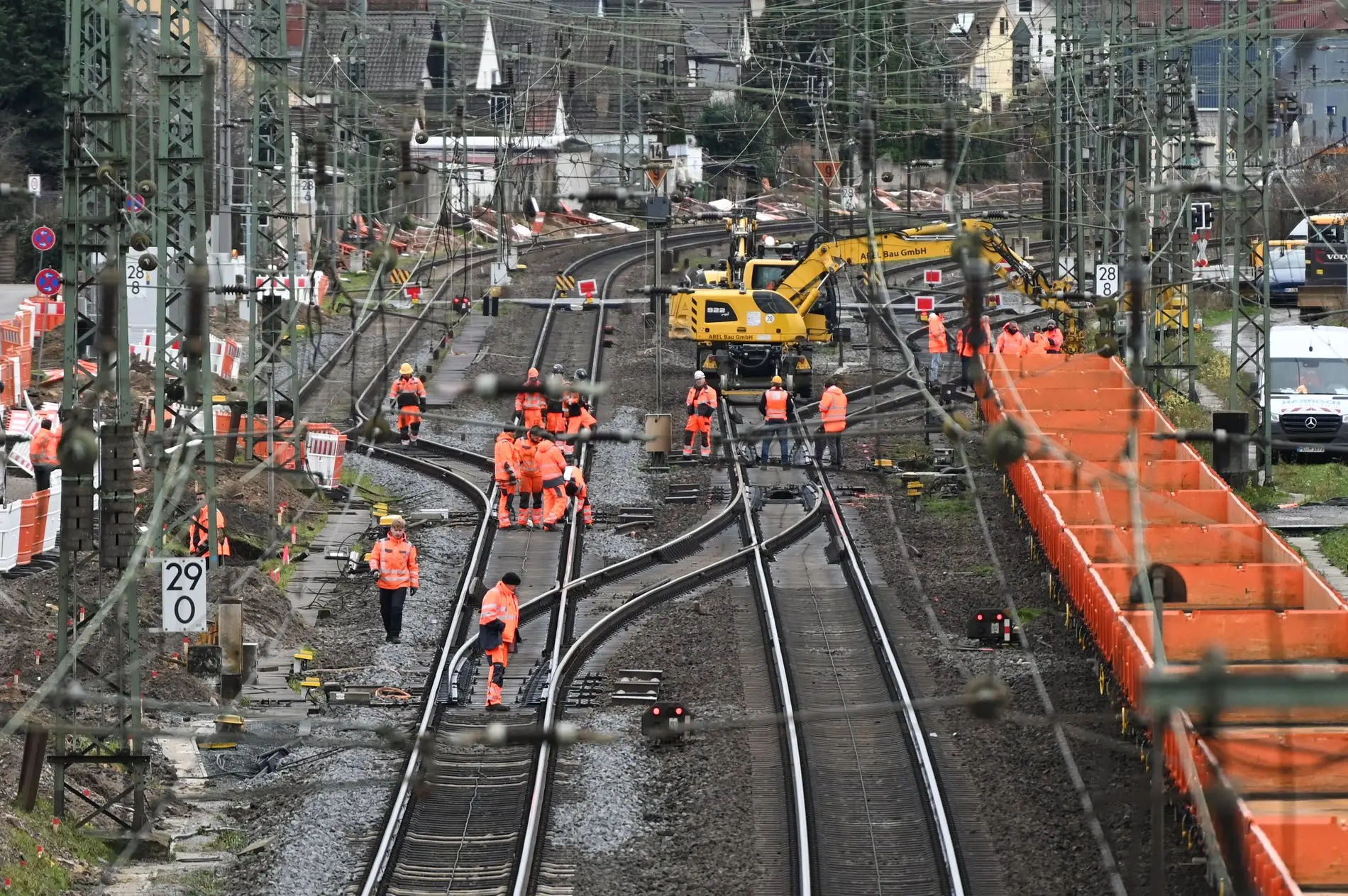 Bauarbeiten finden auf dem Gleiskörper einer Bahnstrecke statt