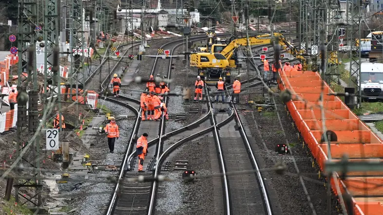 Bauarbeiten finden auf dem Gleiskörper einer Bahnstrecke statt